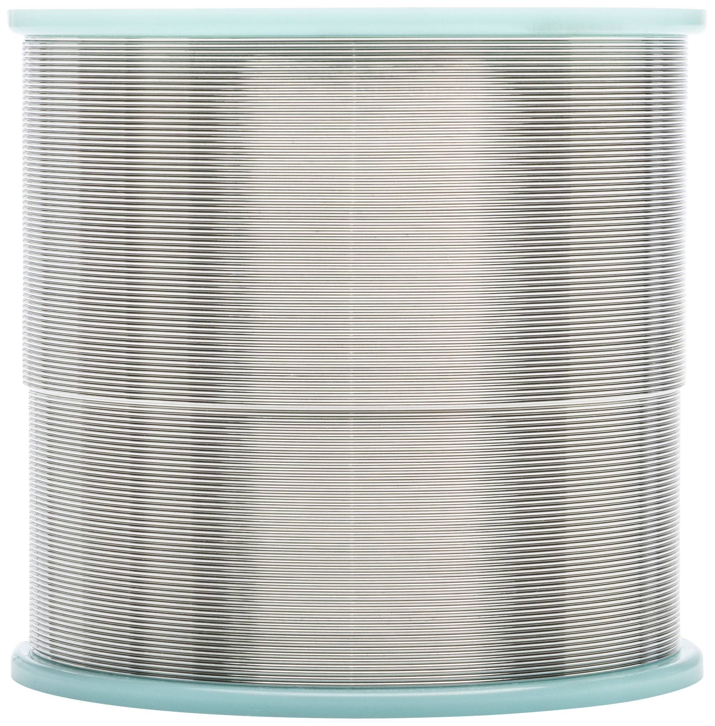 Szpula z srebrnego drutu z turkusowymi plastikowymi krawędziami.