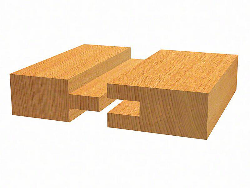 Dwa kawałki drewna, które tworzą połączenie na wpust i pióro, leżą obok siebie. Połączenie zapewnia stabilność i mocne połączenie.