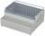 Szara, prostokątna obudowa z przezroczystym pokryciem. Odpowiednia do instalacji elektrycznych z wieloma przepustami kablowymi.