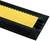 Czarna kładka kablowa z żółtą powierzchnią do ochrony kabli, antypoślizgowy wzór kratownicy, trzy kanały do bezpiecznego prowadzenia przewodów.