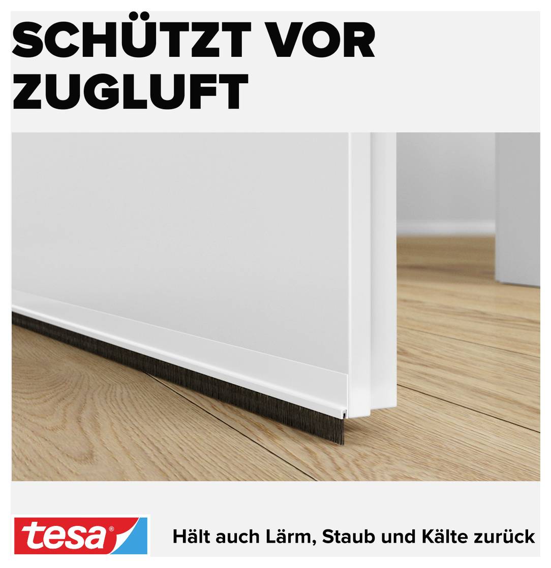 „Chroni przed przeciągiem" znajduje się u góry obrazu. Zbliżenie drzwi ze szczotką uszczelniającą u dołu. Tekst na dole: „Zatrzymuje również hałas, kurz i zimno".