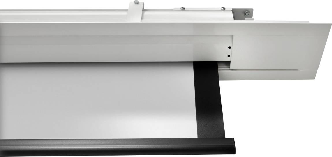 'Elektryczny ekran projekcyjny: zbliżenie górnego mocowania i rolowanej krawędzi maskującej ekranu z czarnym pasem.'