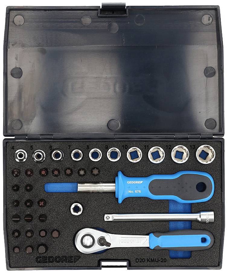 Otwarta skrzynka narzędziowa z zestawem kluczy nasadowych i wkrętakami. Zawiera grzechotkę, różne końcówki i przedłużacze.