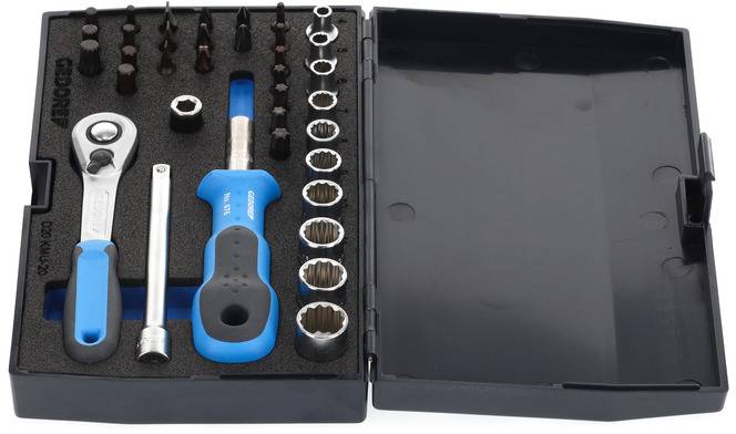 Zestaw narzędzi z grzechotką, przedłużką, uchwytem wkrętaka i nasadkami w różnych rozmiarach, ułożony na czarnej gąbce.