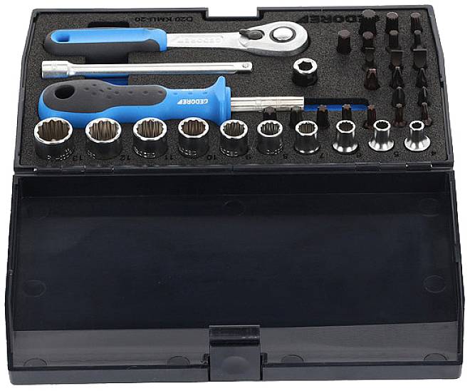 Zestaw kluczy nasadowych w otwartej czarnej walizce z różnymi kluczami nasadowymi, bitami i niebieskim uchwytem narzędziowym.