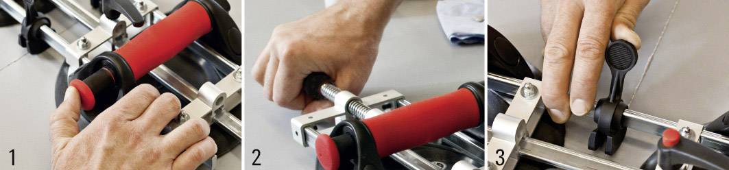 'Trzy obrazy przedstawiają kroki regulacji rolek na maszynie: 1. Rolka jest obracana, 2. Śruba regulacyjna jest odkręcana, 3. Dźwignia jest blokowana.'