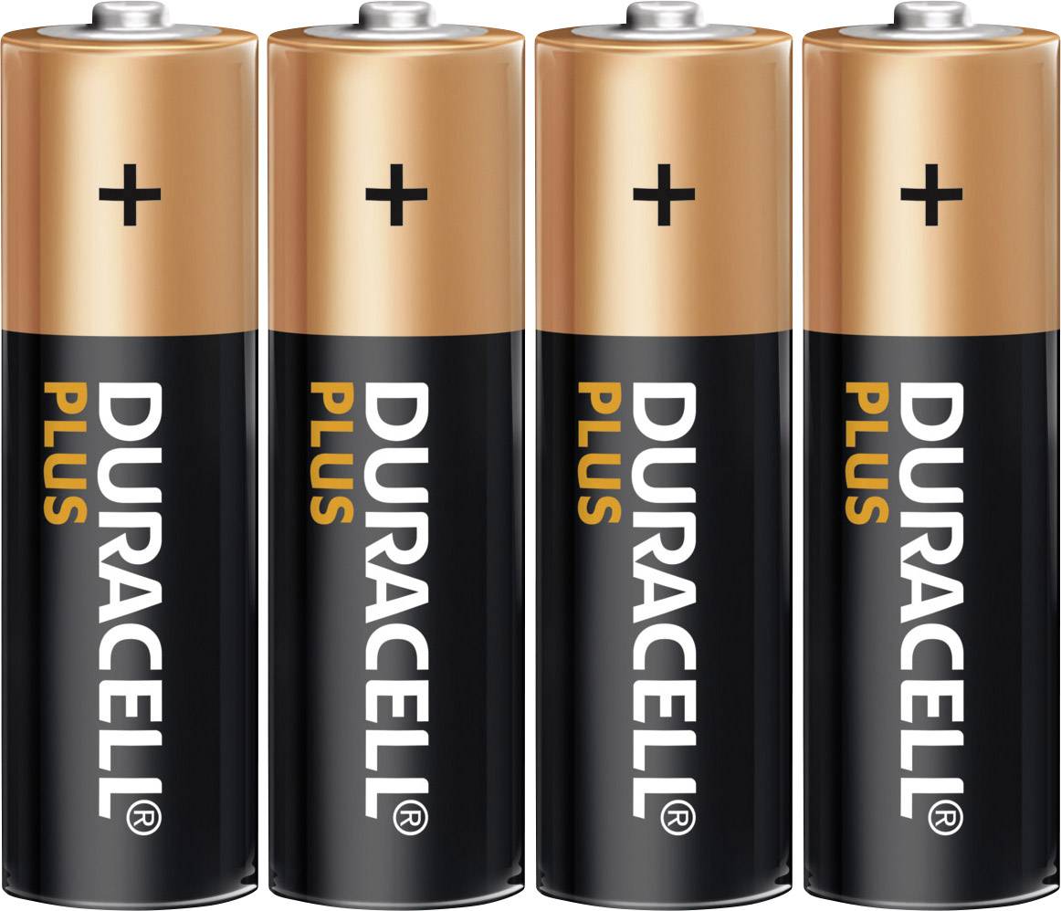 Cztery baterie Duracell Plus AA ułożone obok siebie, skierowane dodatnimi biegunami w górę, z charakterystycznymi czarno-miedzianymi obudowami.