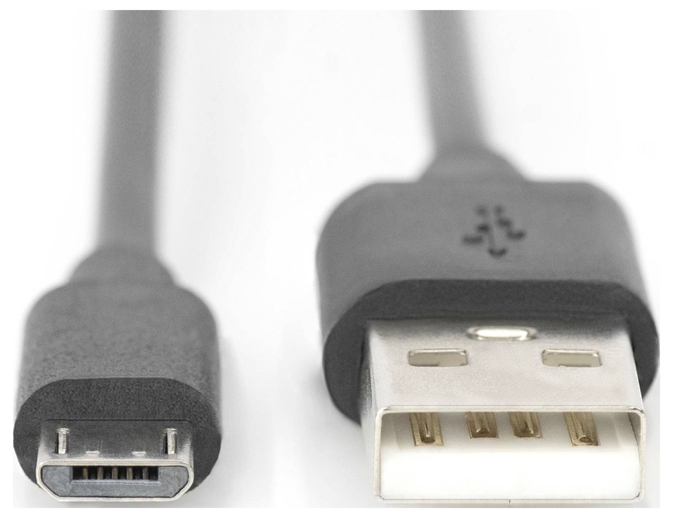 Kabel USB z wtyczką standardową USB po prawej stronie i wtyczką Micro-USB po lewej stronie.
