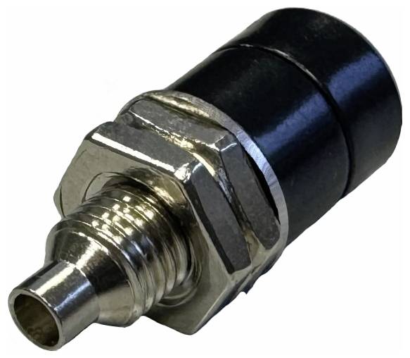 Srebrno-czarny adapter łączący wykonany z metalu, z gwintem na jednym końcu i cylindryczną czarną obudową w tylnej części.