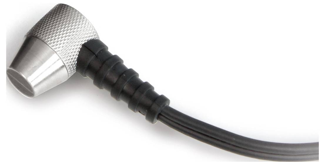 Zbliżenie srebrnego metalowego wtyczki z czarnym przewodem, pokazujące, jak jest wygięty.