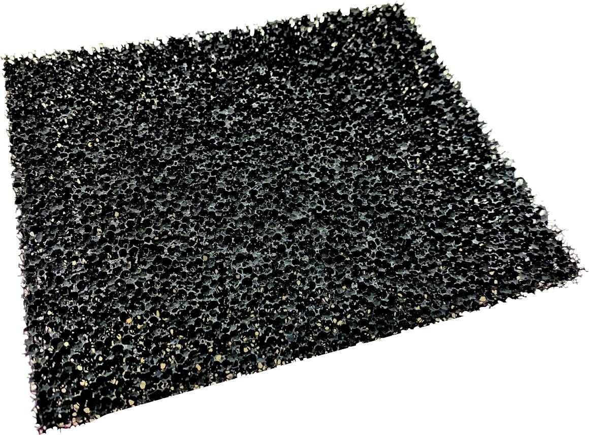 Prostokątny czarny materiał gąbczasty o widocznej strukturze; często używany do celów czyszczących lub filtracyjnych.