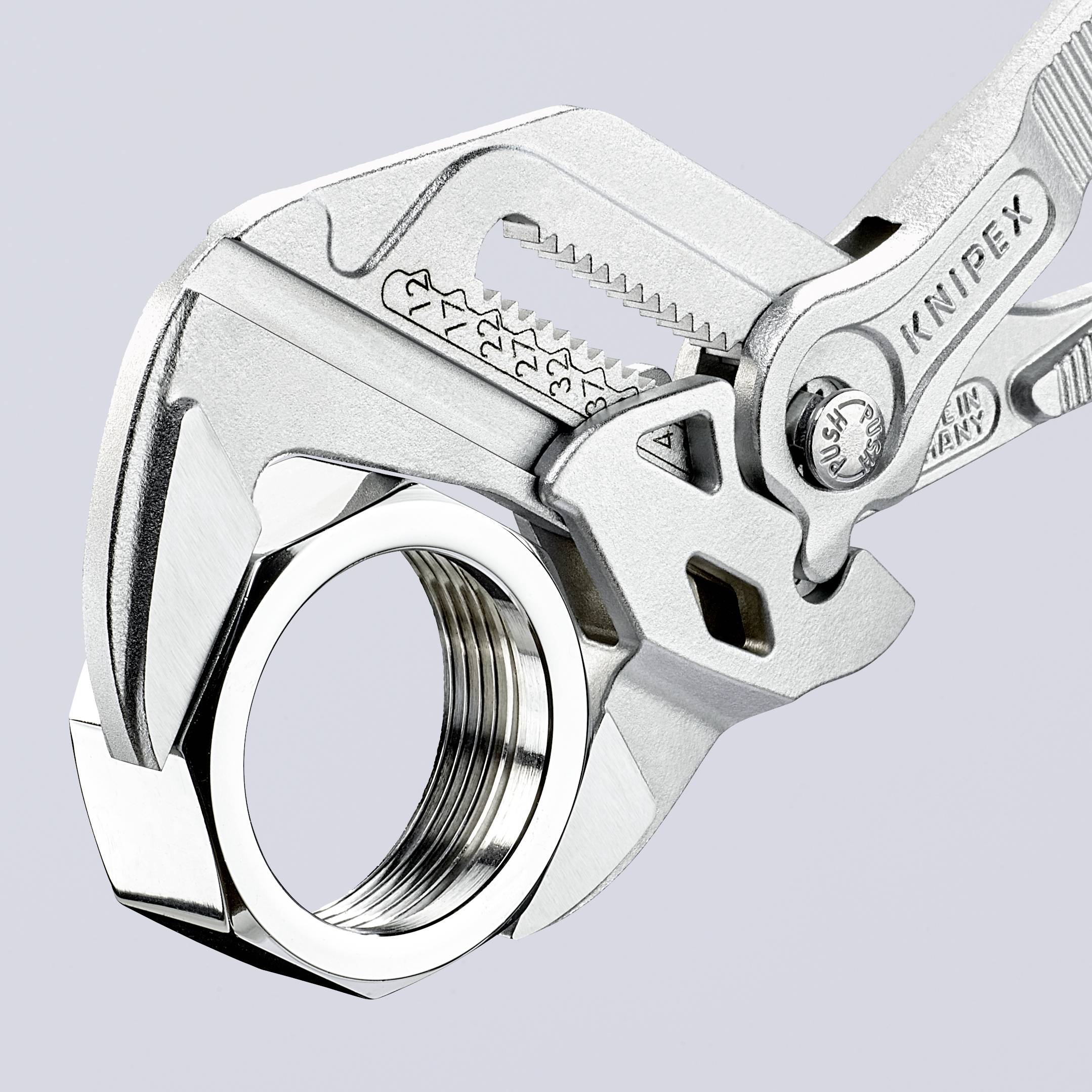 Chromowany klucz, prawdopodobnie regulowany klucz nastawny z ząbkowanym mechanizmem chwytnym i oznaczeniem producenta.