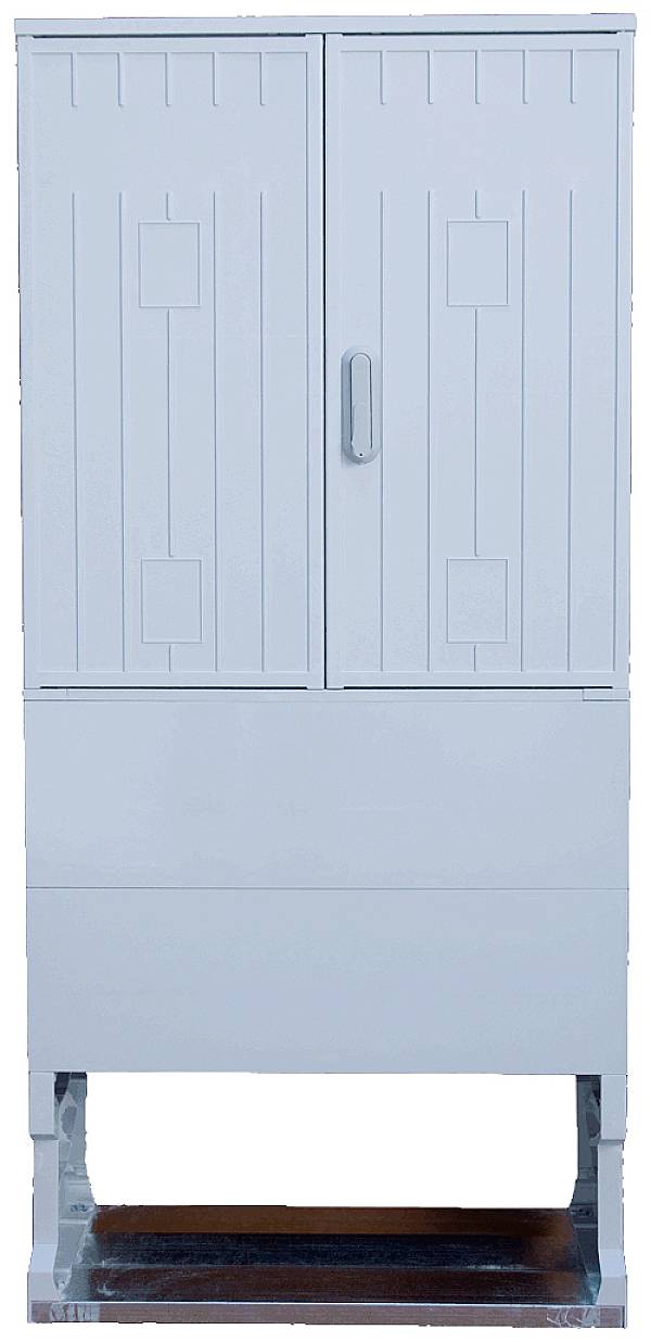 'Szafka metalowa z dwoma drzwiami i uchwytami, stojąca na podwyższonej podstawie.'