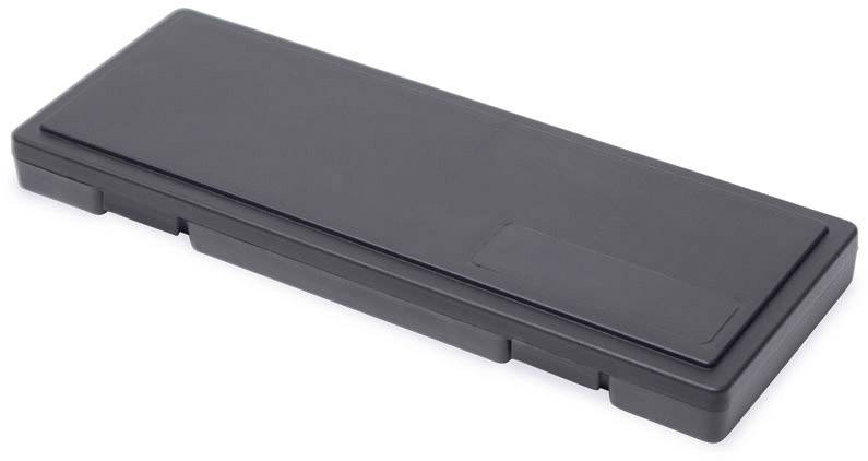 Czarny, prostokątny, plastikowy kuferek, płaski i zamknięty, na białym tle.