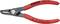 Czerwone szczypce KNIPEX z wygiętą rękojeścią, przeznaczone do pierścieni zabezpieczających o średnicy 12-25 mm.