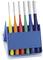 Sześć kolorowych szydełek w niebieskim uchwycie, ułożonych w rosnącej kolejności wielkości od 2,5 mm do 8,0 mm.
