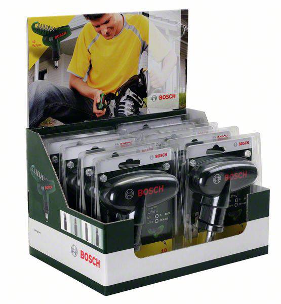 Stojak wystawowy z kilkoma akumulatorowymi wkrętarkami Bosch, każda w osobnym opakowaniu. W tle widać osobę używającą wkrętarki.
