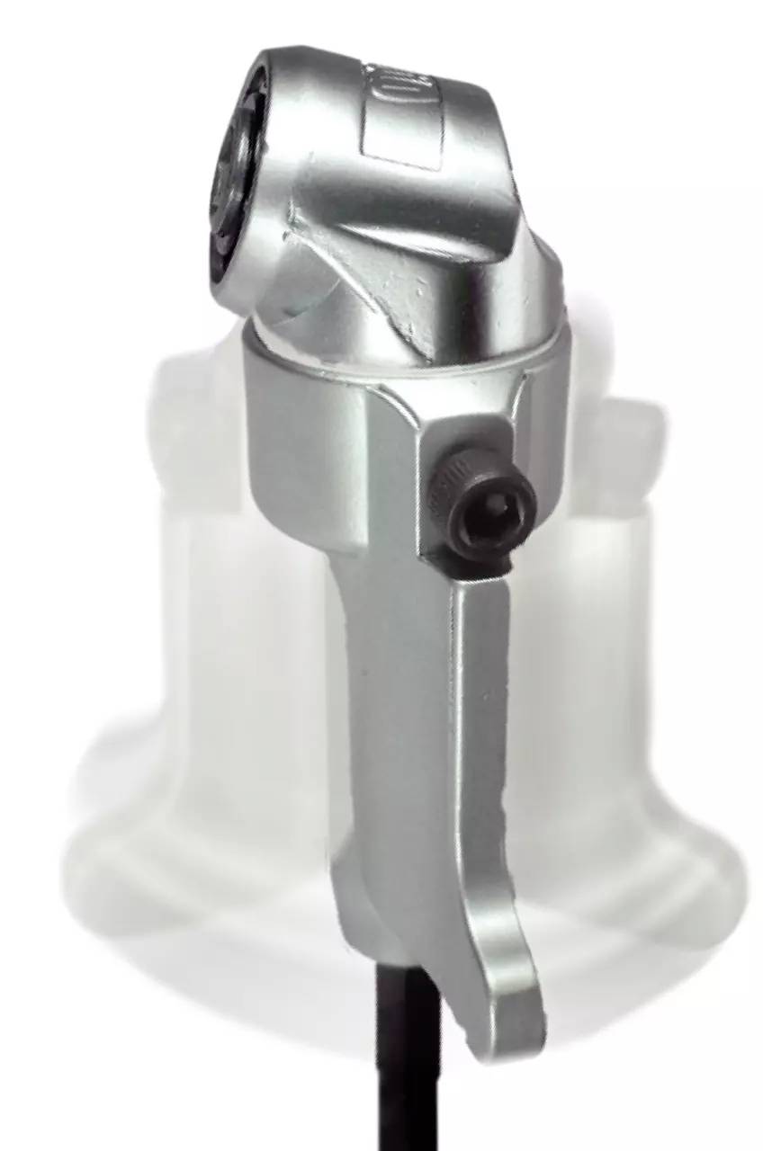 Srebrny adapter grzechotki z czarną rękojeścią, przedstawiony na rozmytym białym tle.