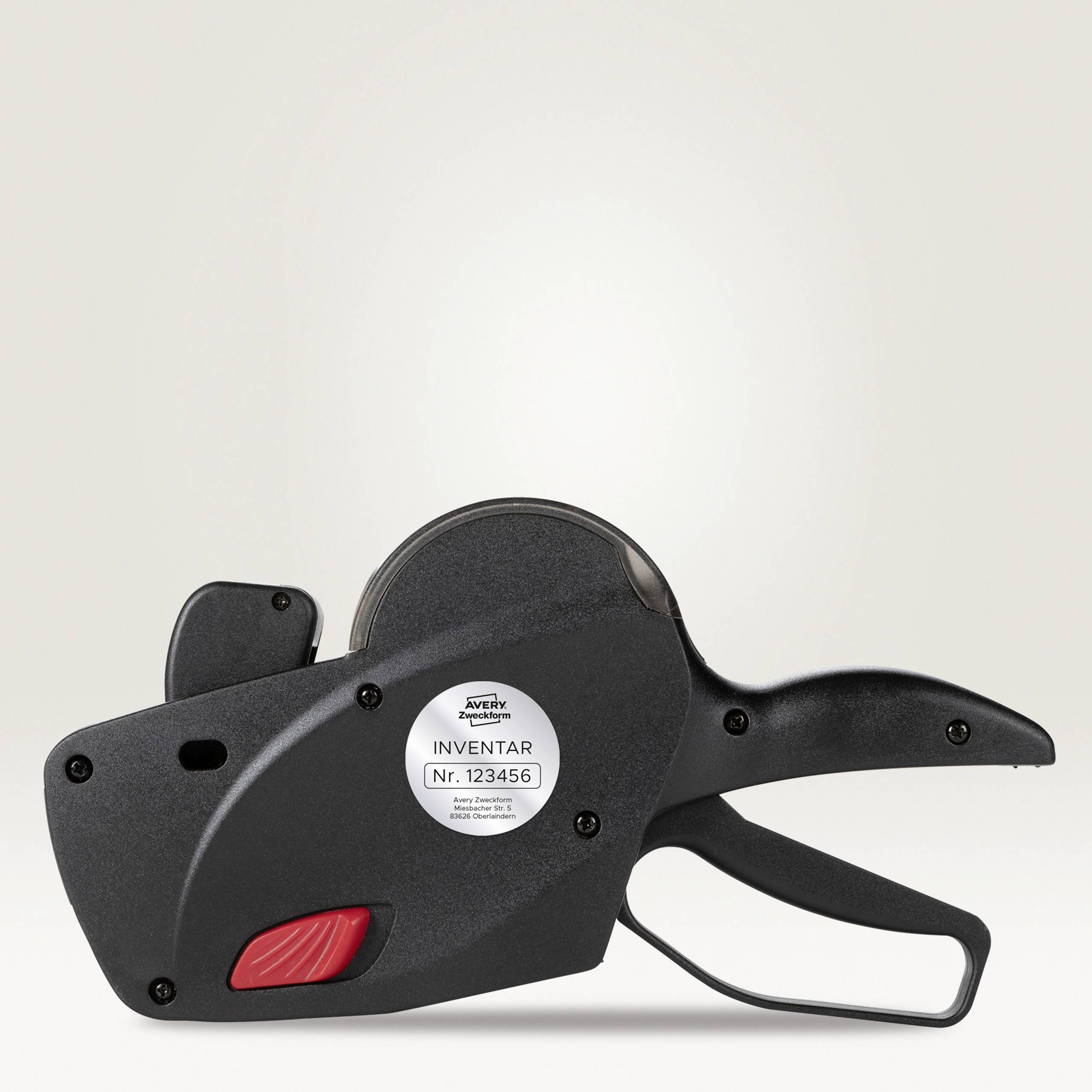Urządzenie do etykietowania w kolorze czarnym z czerwonym uchwytem, wyświetlające numer inwentarzowy.