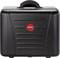 Czarny walizka twarda z czerwonym logo pośrodku. Walizka posiada czarną rączkę u góry i strukturalne linie na przedniej stronie.