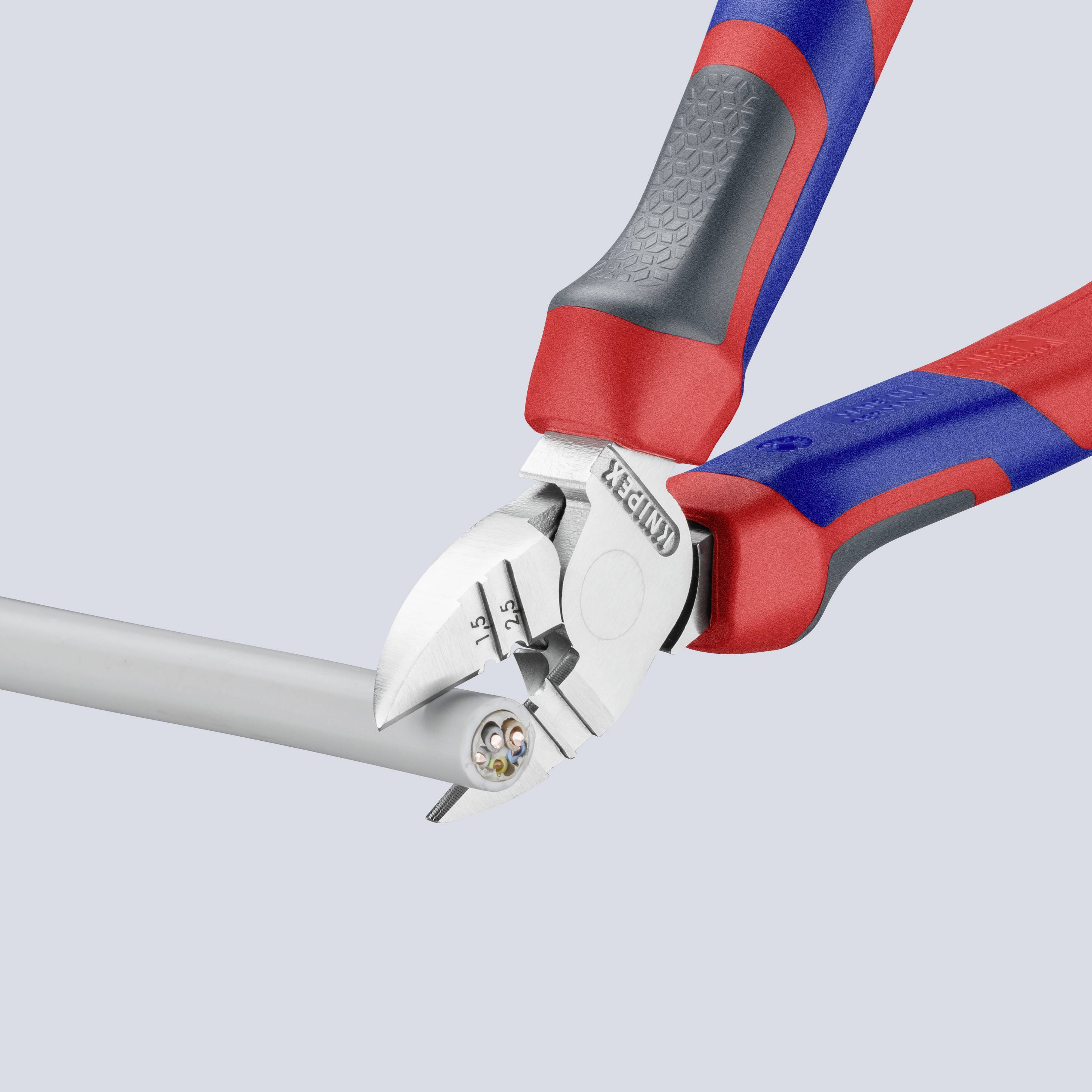 Obcinaczki boczne przecinają kabel. Narzędzie posiada ergonomiczny uchwyt w kolorach niebieskim i czerwonym. Logo marki znajduje się na szczypcach.