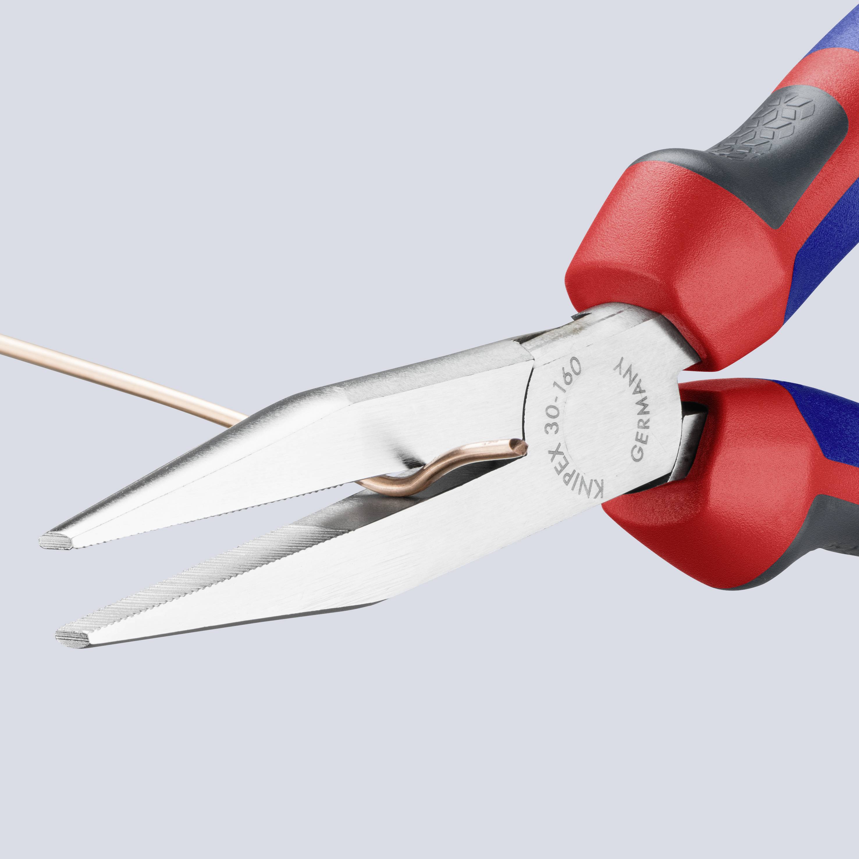 Szczypce szpiczaste Knipex przecinają cienki drut. Uchwyty są czerwono-niebieskie.