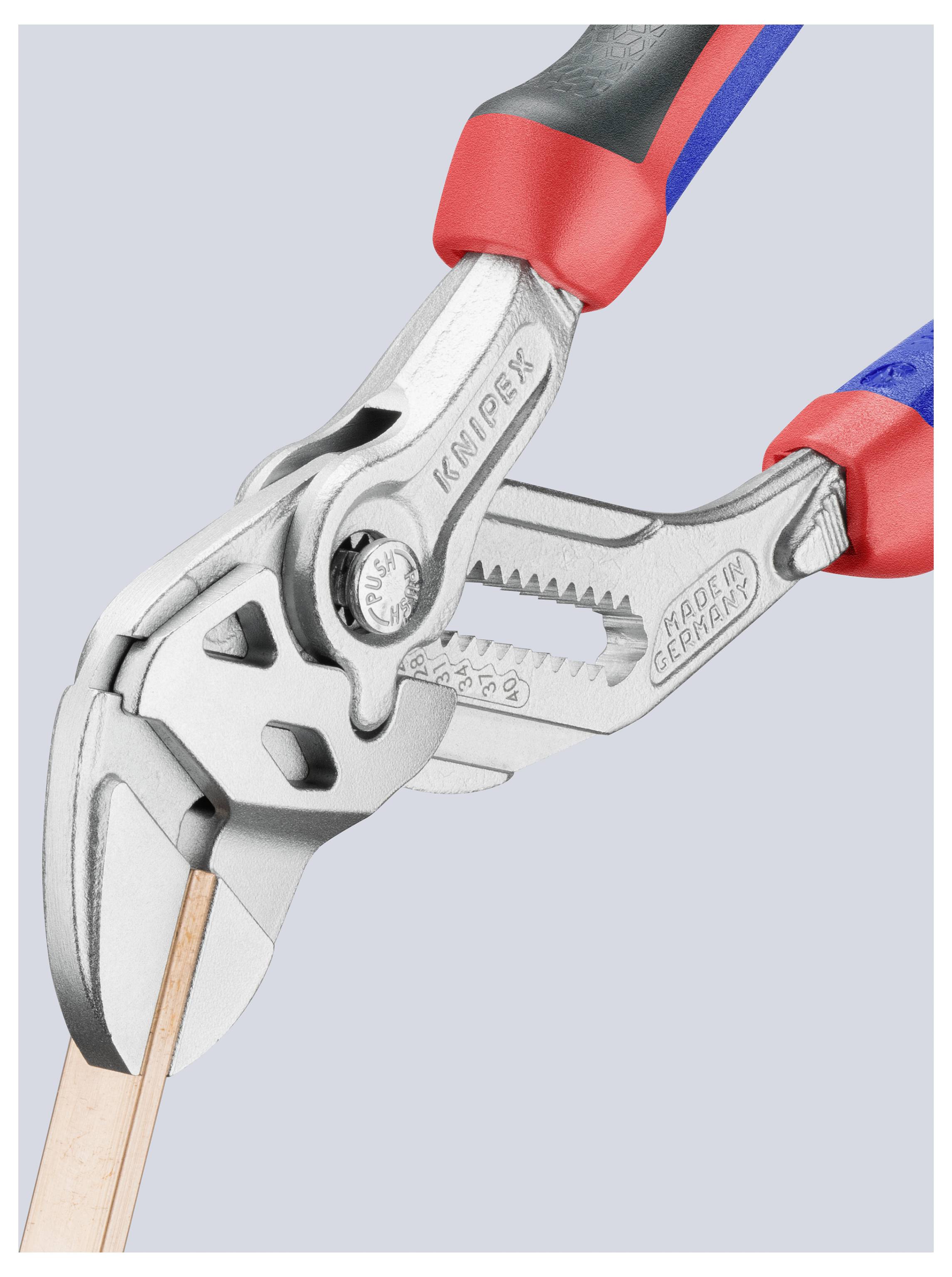 Obcęgi metalowe chwytają drut, z czerwonymi i niebieskimi gumowymi uchwytami izolacyjnymi. Narzędzie ma regulowany mechanizm szczęk.