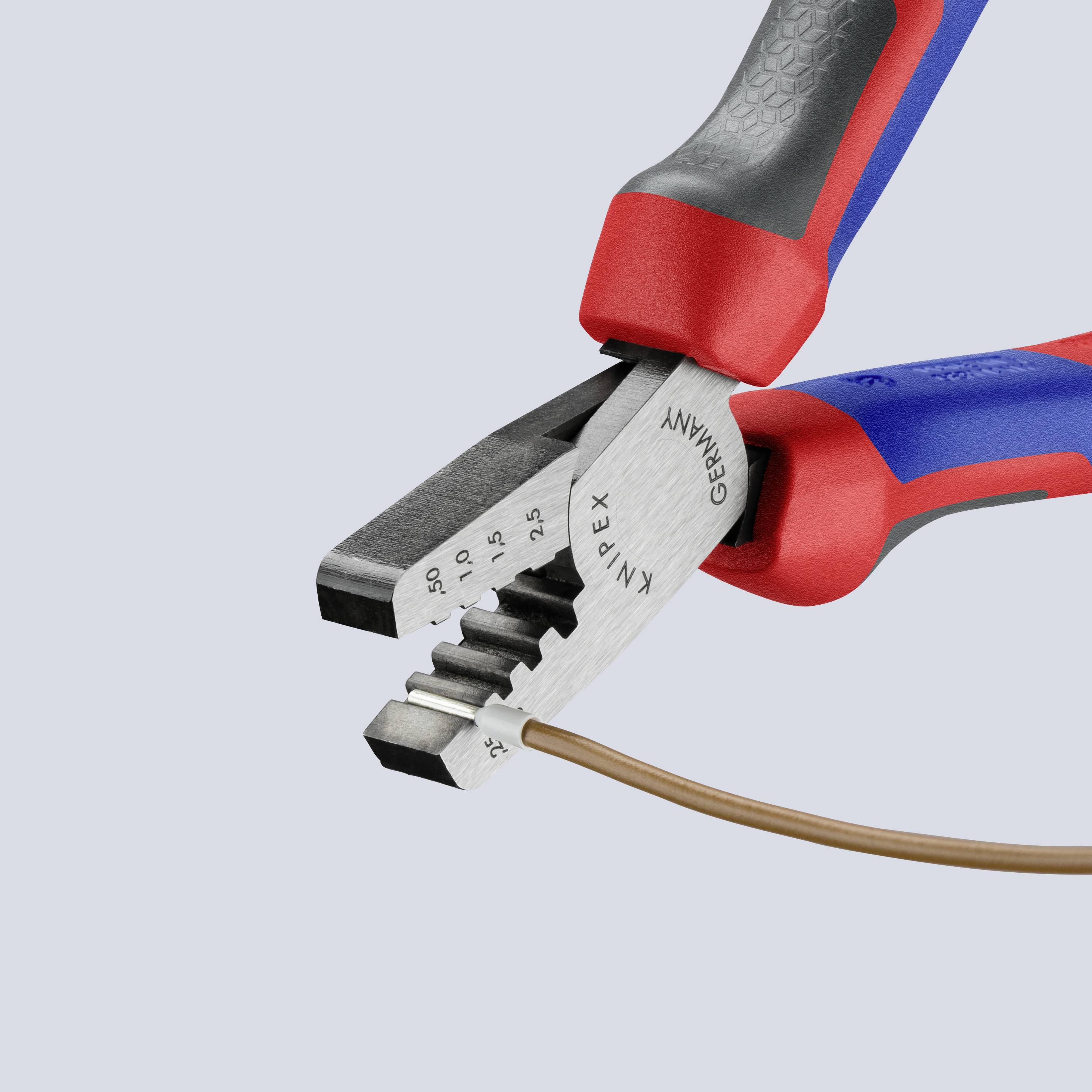 Czerwono-niebieskie szczypce kombinowane trzymają brązowy kabel.