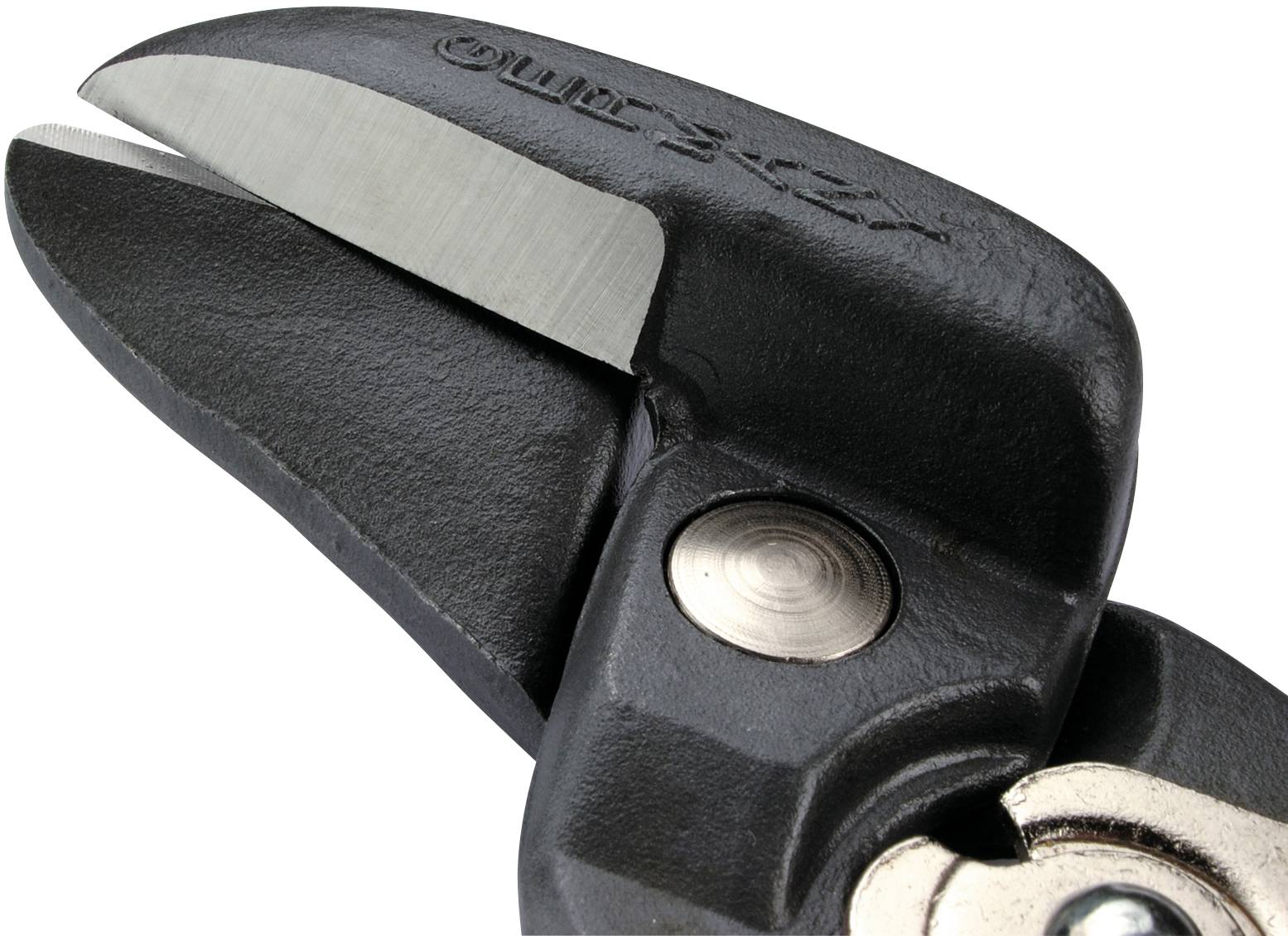 Zbliżenie czarnych metalowych nożyc z lśniącą, ostrą krawędzią ostrza, przeznaczonych do ciężkich prac tnących.