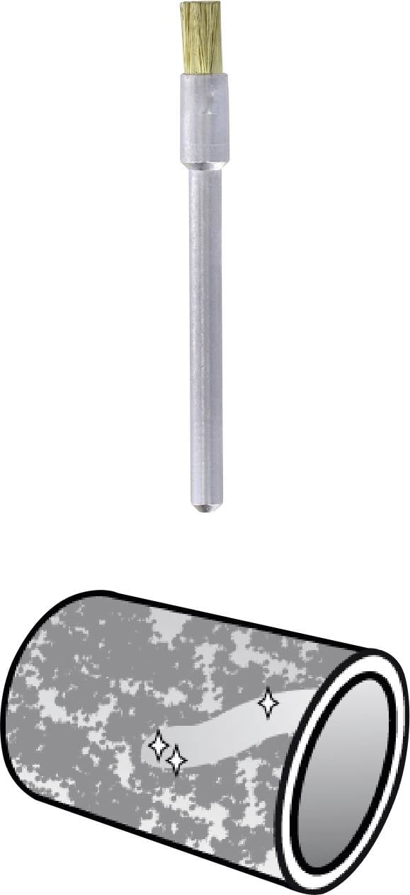 Szczotka do czyszczenia rur metalowych: Na górze szczotka z włosiem, na dole oczyszczony, błyszczący odcinek rury.