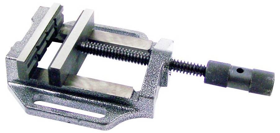 Metalowe imadło śrubowe, przeznaczone do mocowania przedmiotów w trakcie wykonywania czynności takich jak piłowanie lub wiercenie.