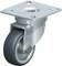 Rolka skrętna z metalową płytką i czarnym kołem, odpowiednia do mebli lub urządzeń transportowych. Zapewnia łatwą manewrowość.