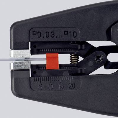 Zbliżenie profesjonalnego czarnego szczypiec do ściągania izolacji z kabli, z podziałką od 0 do 20 mm, które precyzyjnie trzymają biały przewód.