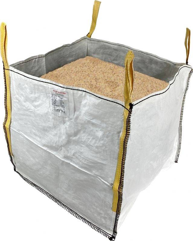 Duży, biały pojemnik wypełniony trocinami, posiada żółte uchwyty w narożnikach.