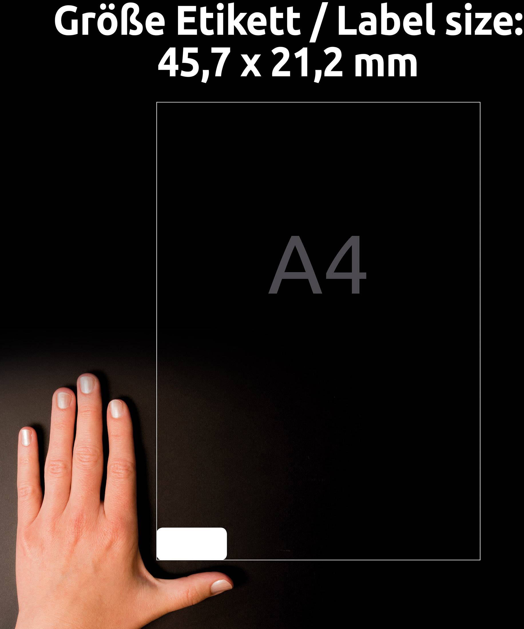 Rozmiar etykiety przedstawiony: 45,7 x 21,2 mm na arkuszu A4. Dłoń wskazuje proporcjonalne wymiary na czarnym tle.