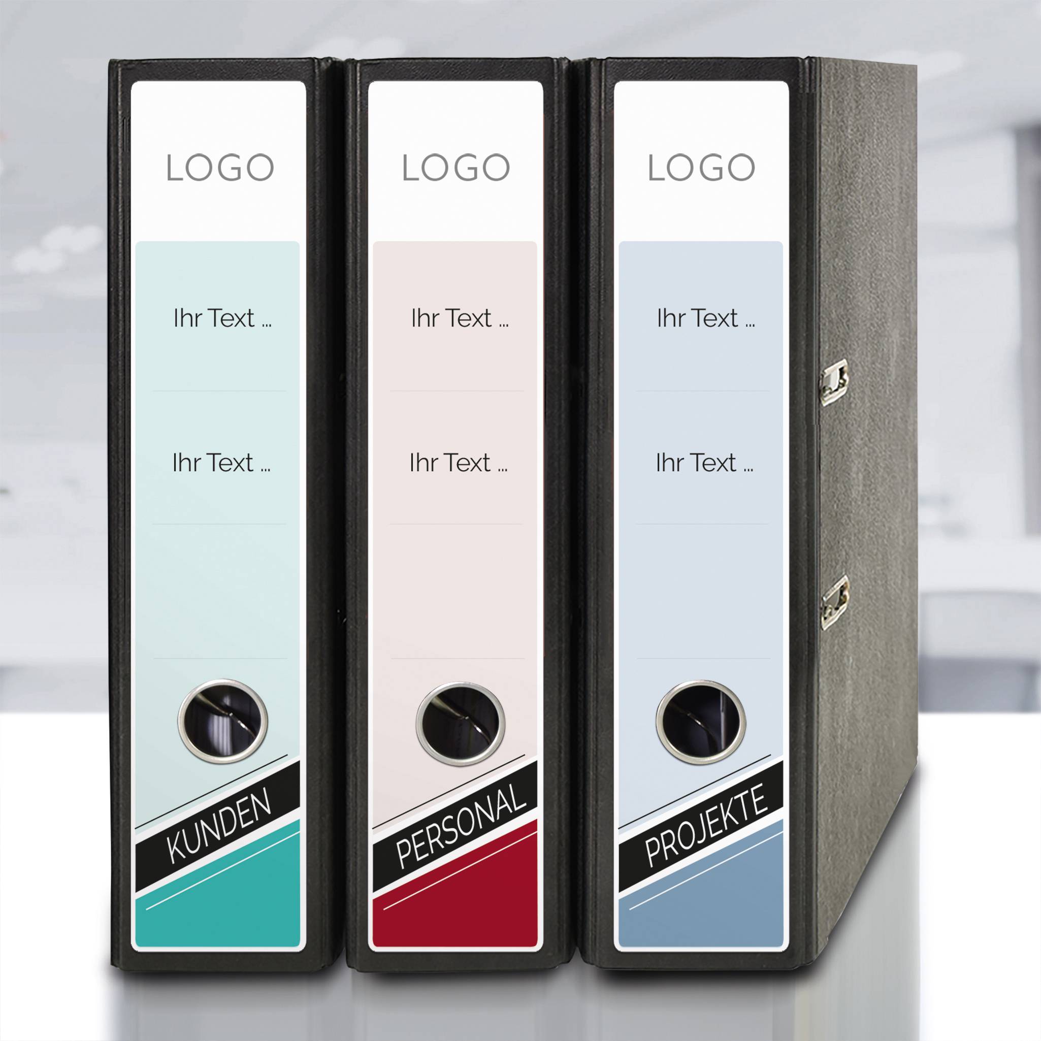 Trzy segregatory z etykietami 'Klienci', 'Personel', 'Projekty' stoją obok siebie. Każdy segregator ma miejsce na indywidualne logo i tekst.