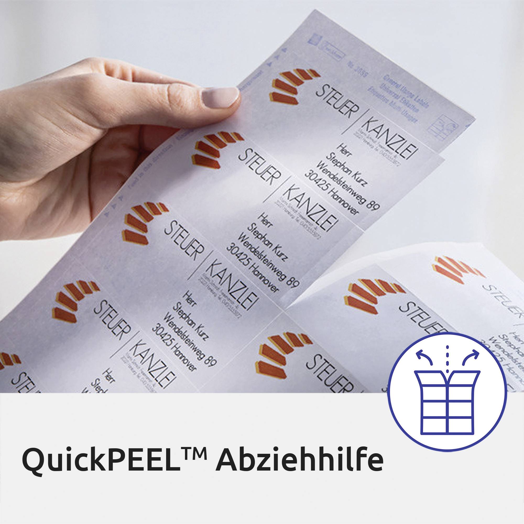 Dłoń trzyma arkusz z wcześniej wydrukowanymi etykietami adresowymi z logo biura podatkowego. Na dole widnieje napis 'QuickPEEL™ Pomoc w odklejaniu'.