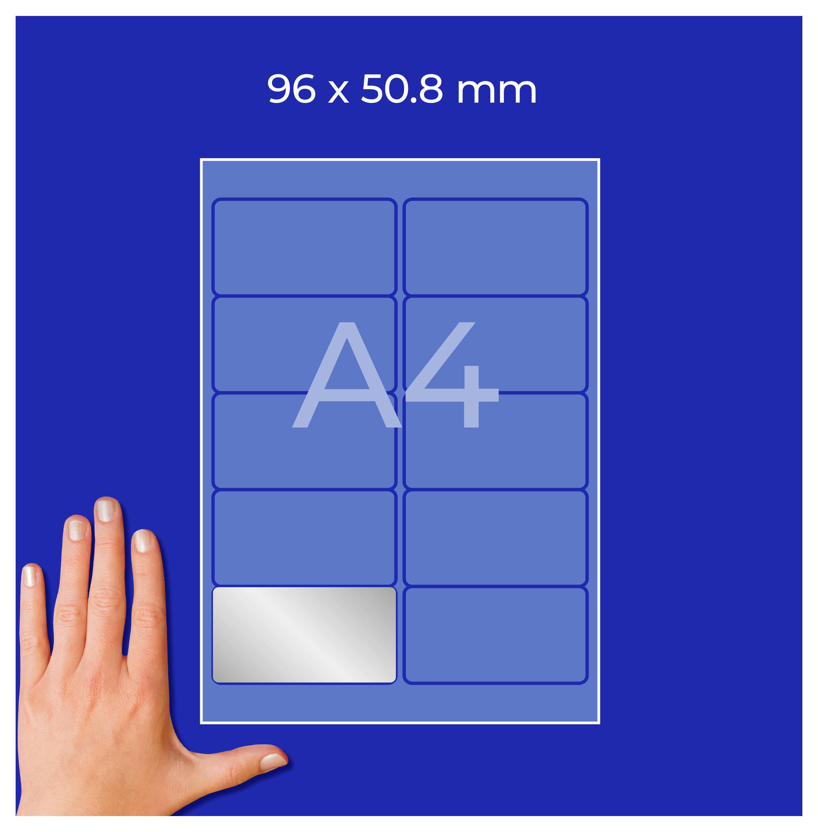 Układ A4 96 x 50,8 mm z 10 polami etykiet; u dołu po lewej stronie srebrne pole, obok niego dłoń jako porównanie rozmiarów.