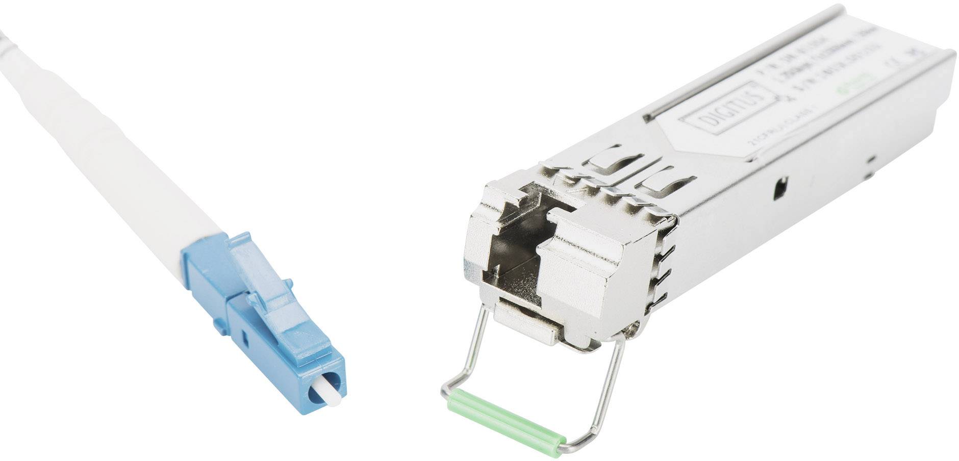 Kabel światłowodowe z niebieskim złączem po lewej stronie oraz moduł transceivera po prawej stronie. Oba są przeznaczone do optycznych połączeń sieciowych.