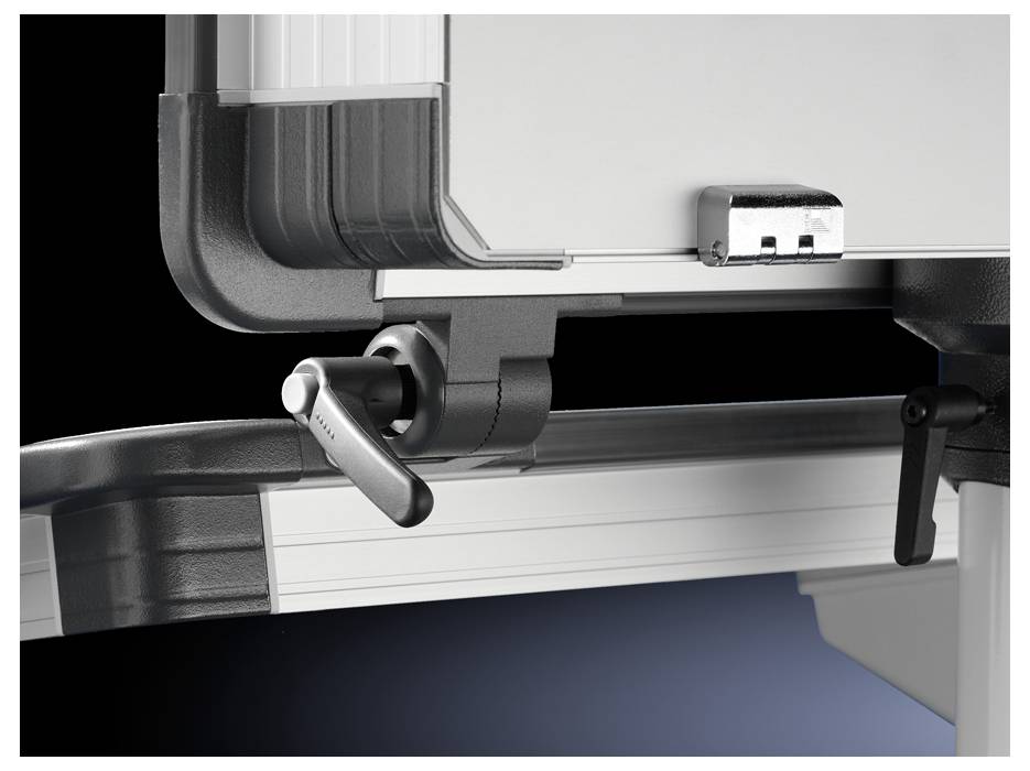 Regulowana dźwignia zamocowana na stelażu stołu, w tle solidna rama metalowa.