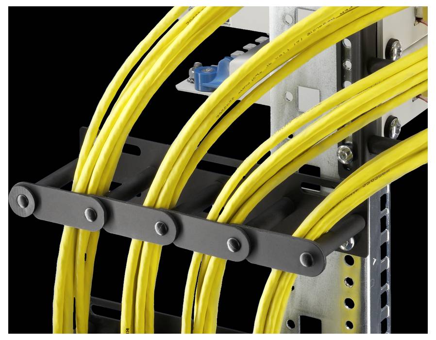 Kilka żółtych przewodów jest profesjonalnie zamocowanych na organizerze kabli w szafce elektrycznej.