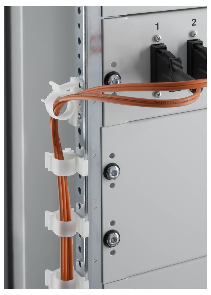 Obudowa serwera z pomarańczowymi kablami prowadzonymi przez uchwyty kablowe. Na górze widoczne są czarne złącza oznaczone numerami 1 i 2.