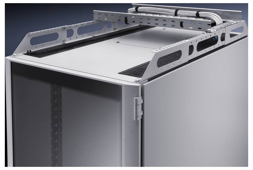 Srebrna metalowa szafa z otwartym dachem prezentuje prowadnice do zarządzania kablami na górze. Tło jest ciemnoniebieskie.