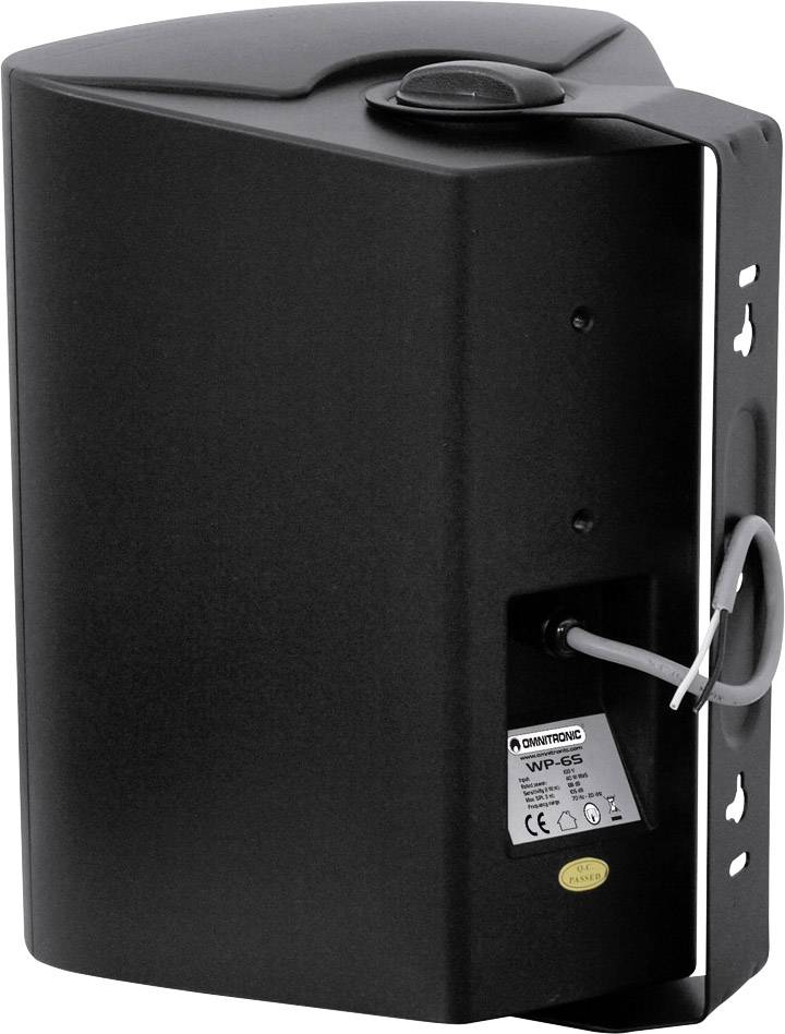 Czarny głośnik z mocowaniem kątowym i złączem kablowym z tyłu, odpowiedni do montażu ściennego we wnętrzach.