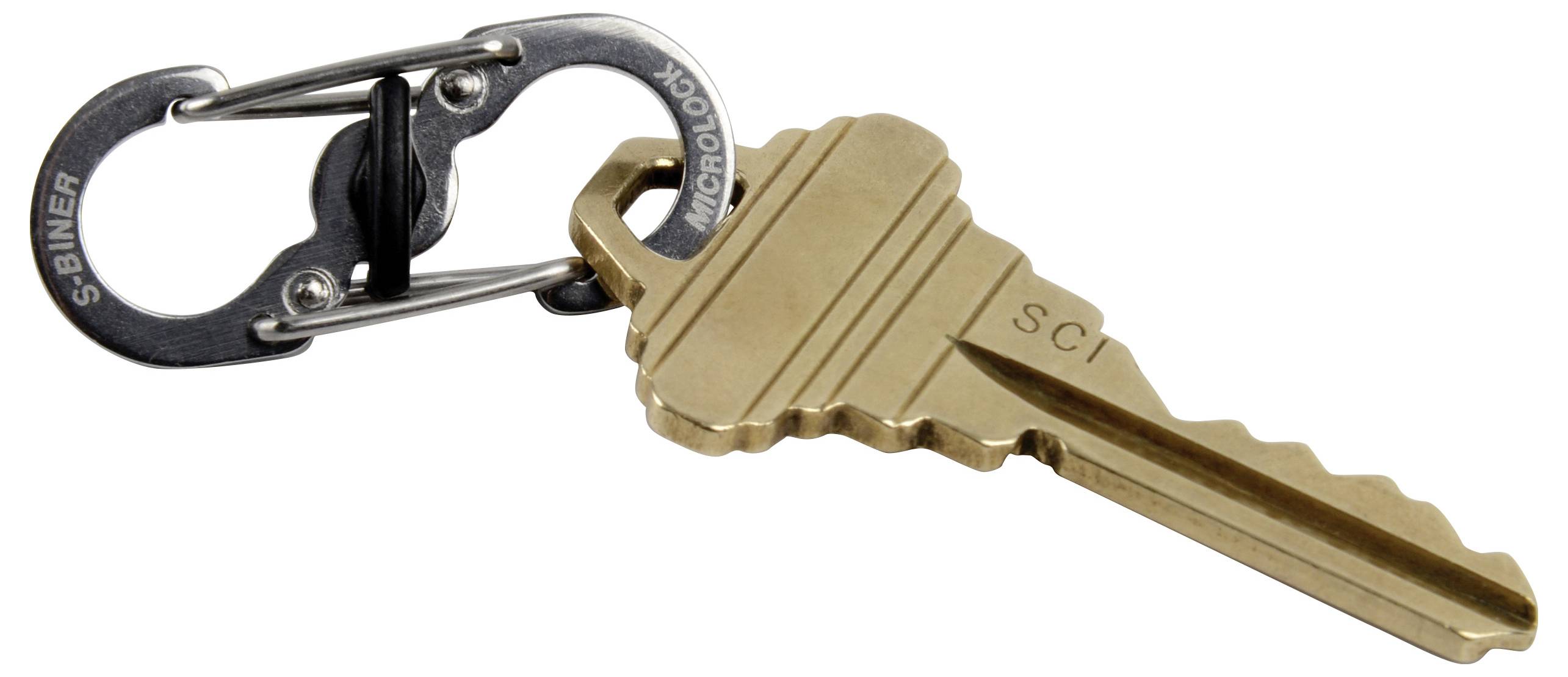 Mosiężny klucz oznaczony napisem "SCI" przymocowany do czarno-srebrnego karabińczyka, na jednolitym tle.