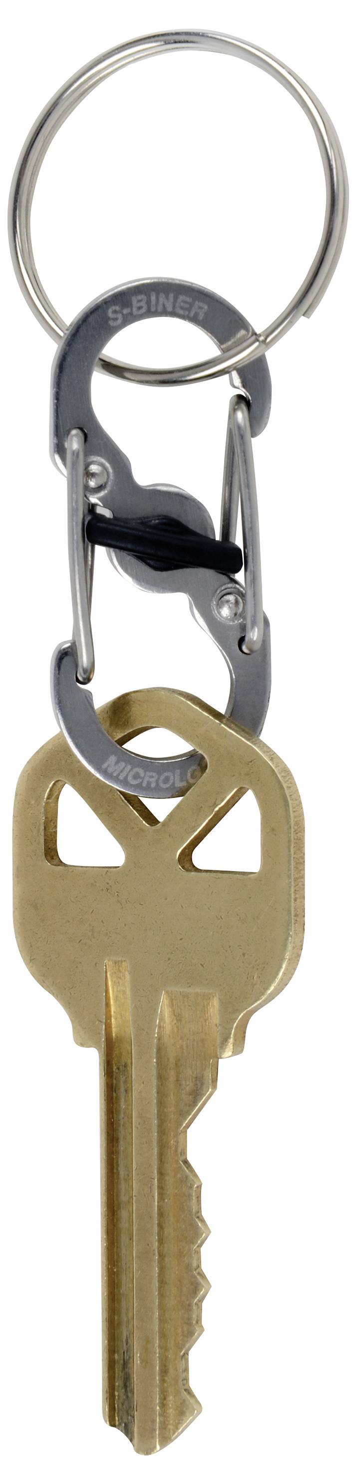 Mosiężny klucz zamocowany do dwóch małych, wzajemnie zaczepnych metalowych karabińczyków, tworząc pętlę breloka do zabezpieczania i organizowania kluczy.