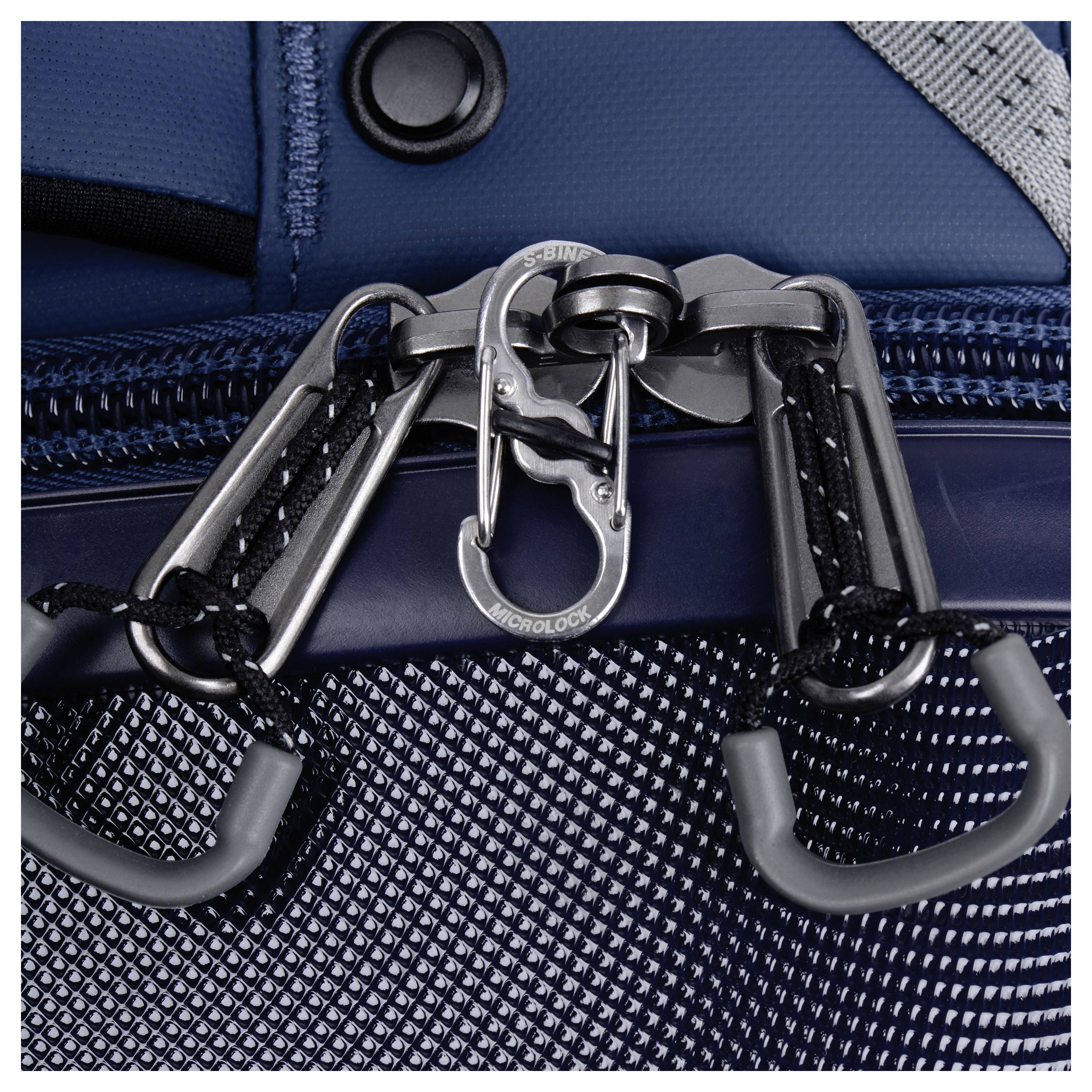Zbliżenie niebieskiego plecaka z wytrzymałymi zamkami błyskawicznymi zabezpieczonymi metalowymi klipsami i karabińczykiem, prezentujące jego trwałość i szczegóły designu.