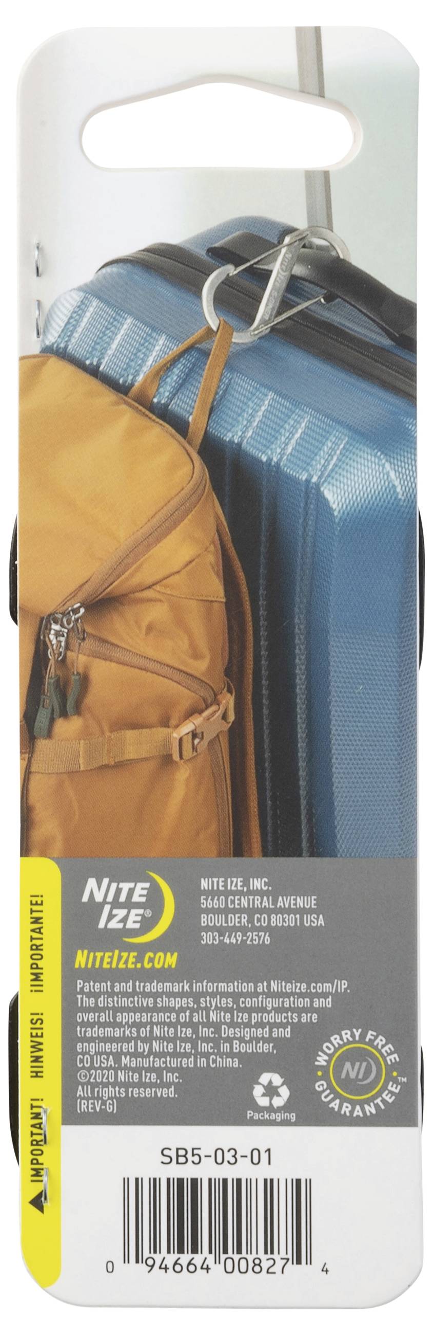 Zestaw etykiet bagażowych: Pomarańczowy plecak z niebieską walizką, prezentujący mocowanie na haku. Logo Nite Ize oraz dane kontaktowe na dole.