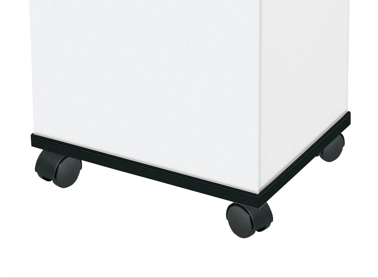 Biała szafa na czterech czarnych, okrągłych kółkach.