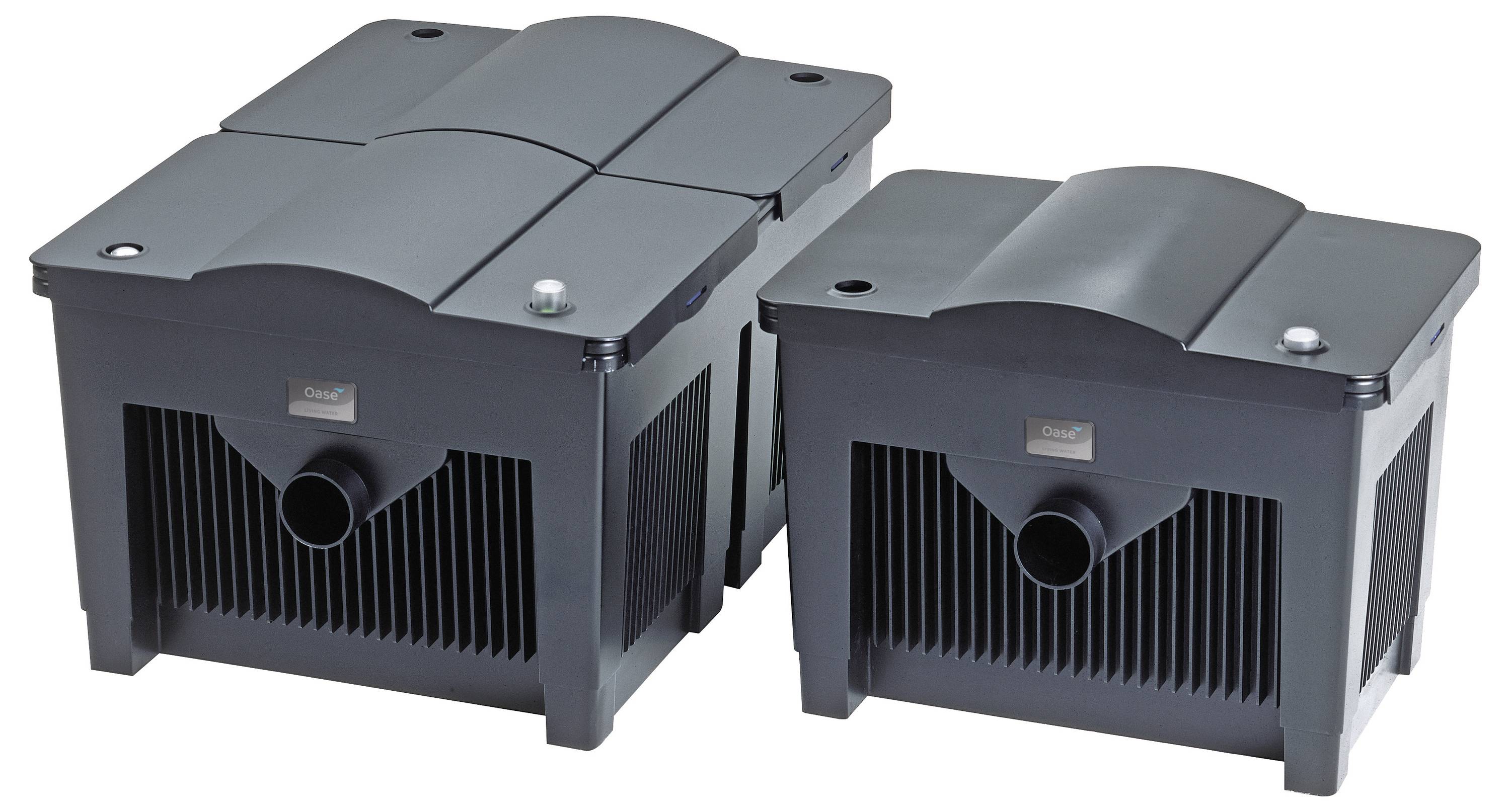 Dwa szare, prostopadłościenne filtry do stawów o wywietrznikach z bocznych stron i uchwytami na górze, zaprojektowane w celu poprawy jakości wody w większych ogrodowych zbiornikach wodnych.